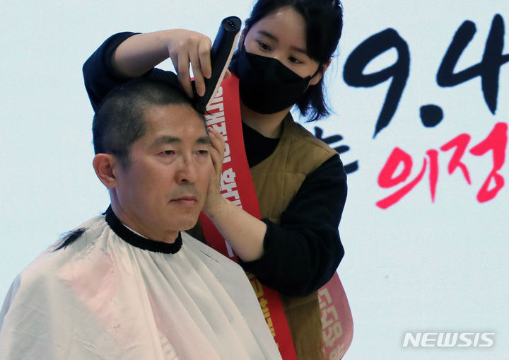 [서울=뉴시스] 조성우 기자 = 이필수 대한의사협회장이 지난 26일 오후 서울 용산구 대한의사협회 회관에서 열린 의대 정원 확대 대응 방안 논의를 위한 전국의사대표자 및 확대임원 연석회의에서 삭발하고 있다. (공동취재) 2023.11.26. photo@newsis.com