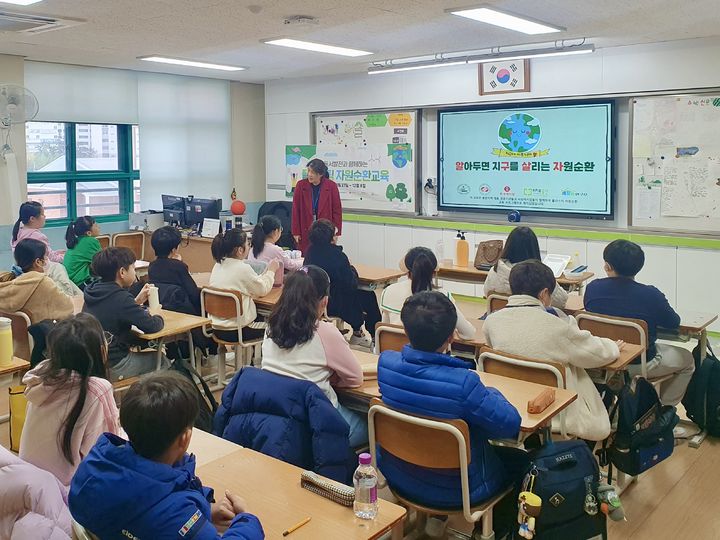 [울산=뉴시스]  한국동서발전(주)는 울산 굴화초 등 울산지역 7개 초·중학교 38개 학급을 대상으로 ‘찾아가는 자원순환 탄소중립 체험교실 시범교육’을 오는 12월 8일까지 진행한다고 27일 밝혔다. *재판매 및 DB 금지