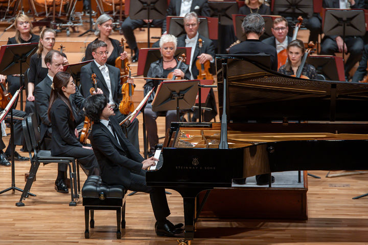 피아니스트 임윤찬(19)이 지난 26일 예술의전당 에서 지휘자 정명훈이 이끄는 뮌헨필하모닉과 협연했다. (사진=빈체로 제공) photo@newsis.com *재판매 및 DB 금지