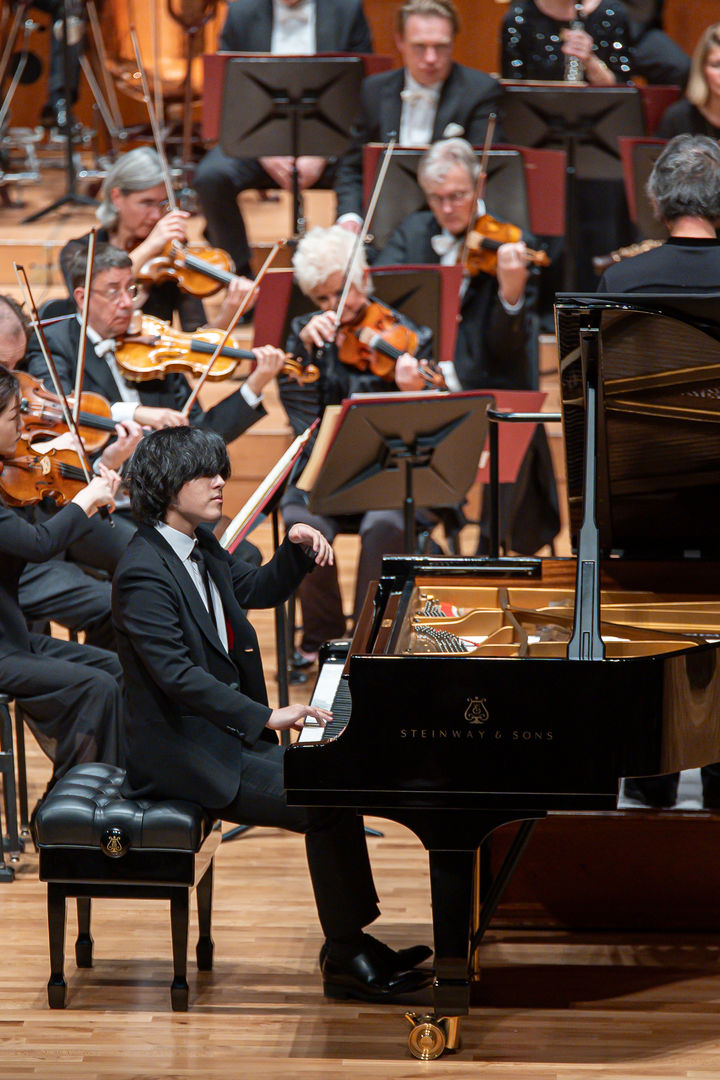 피아니스트 임윤찬(19)이 지난 26일 예술의전당 에서 지휘자 정명훈이 이끄는 뮌헨필하모닉과 협연했다. (사진=빈체로 제공) photo@newsis.com *재판매 및 DB 금지