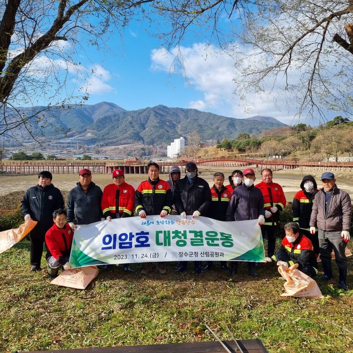 장수 의암호 대청결 운동에 참여한 장수군 직원들 모습. (장수군 제공) *재판매 및 DB 금지