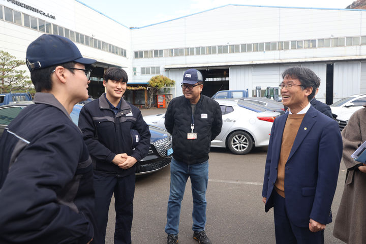 [울산=뉴시스] 천창수 울산시교육감이 직업계고 학생들의 취업을 활성화를 위해 고졸 채용 우수기업인 삼미정공을 방문해 학생들과 대화를 나누고 있다. 2023.11.27. (울산시교육청 제공) *재판매 및 DB 금지