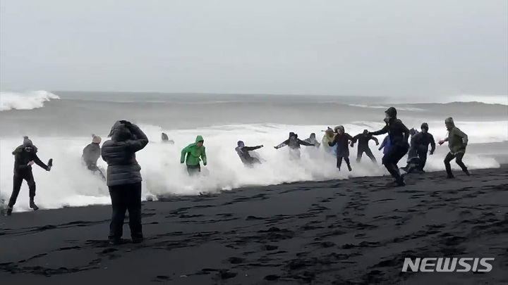 북유럽 섬나라 아이슬란드의 명소인 레이니스파라(Reynisfjara) 해변은 거센 파도로 많은 인명피해가 발생한 곳이지만, 위험한 인증샷을 남기려는 무개념 관광객들이 끊이지 않고 있다. 출처 : @Erica mengouchian