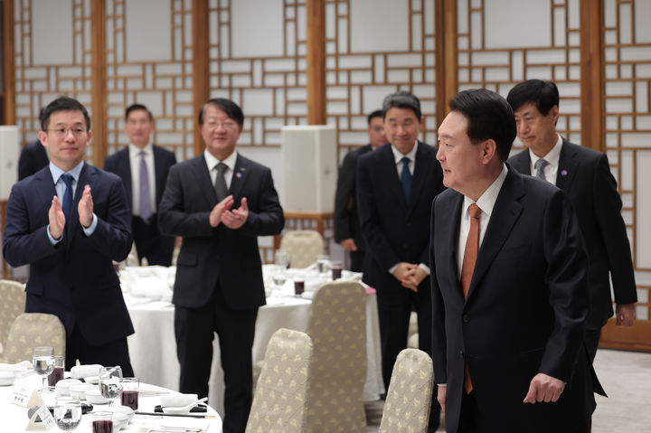 [서울=뉴시스] 윤석열 대통령이 27일 서울 용산 대통령실 청사에서 열린 국가과학기술자문회의 민간위원 오찬 간담회에 입장하고 있다. (사진=대통령실 제공) 2023.11.27 photo@newsis.com *재판매 및 DB 금지