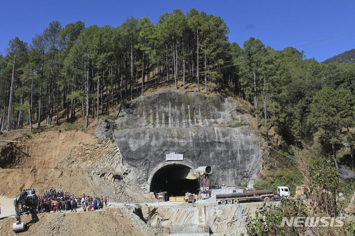 [AP/뉴시스] 인도 북부 우타라칸트주 히말라야 터널 공사 중 12일 일부 터널이 무너져 출구가 막혀 근로자 41명이 갇혔다. 사진은 사고 발생 사흘 뒤인 15일 터널 앞 구조작업 모습 