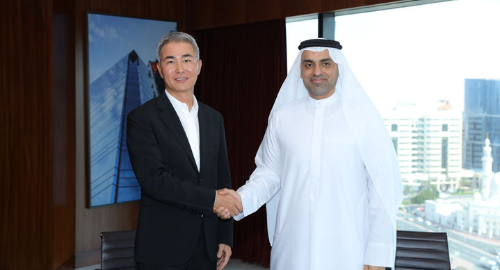 장현국 위메이드 대표(왼쪽)가 한국 게임사 최초로 UAE 두바이 상공회의소의 모하마드 알리 라쉬드 루타 회장 겸 CEO와 27일 공식 미팅을 가진 뒤 기념사진을 촬영하고 있다.(사진=위메이드) *재판매 및 DB 금지