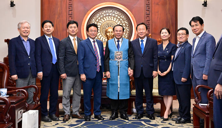 [안동=뉴시스] 지난 27일 베트남 9.23공원에서 열린 '호찌민-경북 관광산업 교류전' 개막식에서 이철우 경북도지사와 두웅 안 덕 호찌민 인민위원회 부위원장, 경북도의회 문화환경위원회 위원 등이 참석해 기념사진을 찍고 있다. (사진=경북도 제공) 2023.11.27 *재판매 및 DB 금지