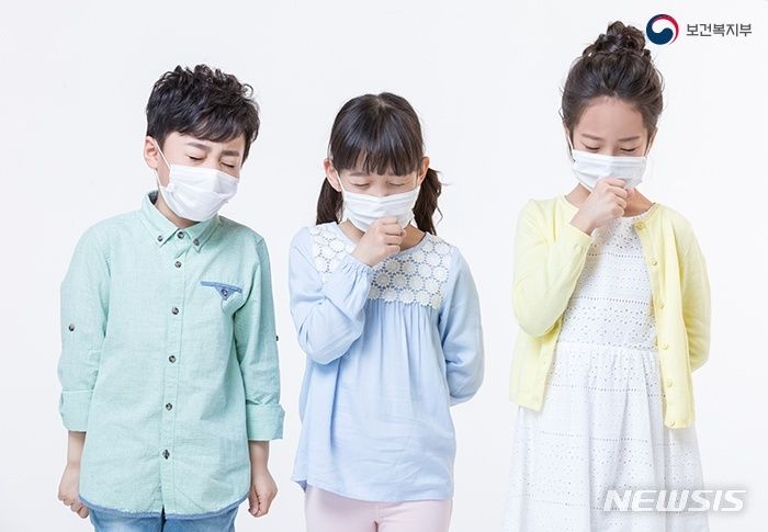 [서울=뉴시스] ﻿﻿최근 중국에서 호흡기 질환인 마이코플라즈마 폐렴이 확산하고 있는 가운데, 우리나라에서도 빠르게 늘고 있다. 감기 증상이 3주 이상 지속되면 마이코플라즈마 폐렴을 의심해봐야 한다. (사진= 보건복지부 제공) 2023.11.29. photo@newsis.com. 