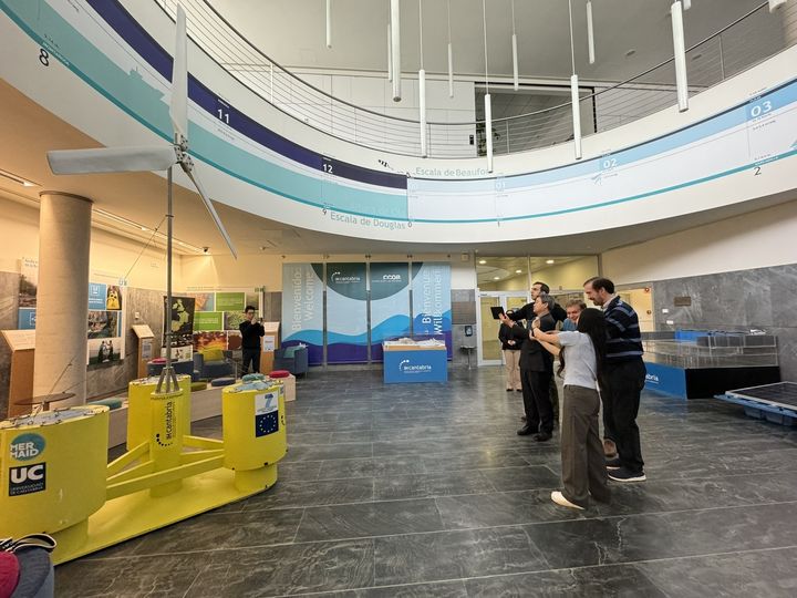 스페인 칸타브리아 대학교 환경수리학 연구소(IH Cantabria)의 수리실험인프라를 디지털트윈으로 구축하고 시연하고 있는 모습. (사진=버넥트 제공) *재판매 및 DB 금지