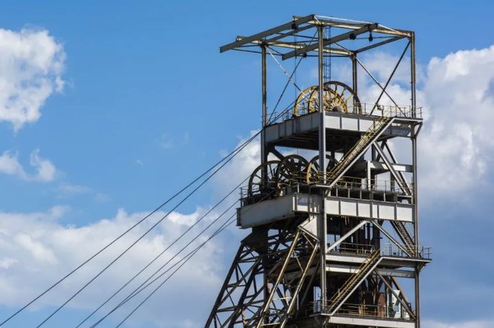 [서울=뉴시스]남아공의 한 백금 광산에서 광부들을 태우고 지상으로 올라가던 엘리베이터가 갑자기 200m 가량 추락해 11명이 숨지고 75명이 다쳤다고 28일 광산 운영자가 밝혔다. <사진 출처 : 야후 뉴스> 2023.11.28.