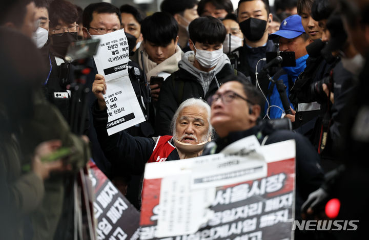 [서울=뉴시스] 김근수 기자 = 박경석 전국장애인차별철폐연대 공동대표가 28일 오전 서울 종로구 서울지하철 4호선 혜화역에서 지하철 탑승을 거부 당하고 역사 밖으로 나가고 있다. 2023.11.28. ks@newsis.com