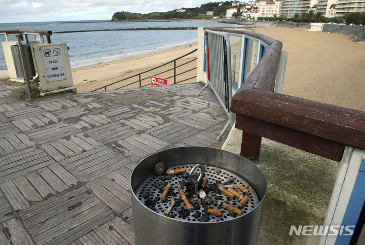 [생 장 드루즈=AP/뉴시스] 프랑스가 해변과 공원에서 흡연을 금지하기로 했다고 28일(현지시간) AFP통신, CNN 등 외신이 보도했다. 사진은 지난 11월28일 프랑스 남서부 생 장 드루즈 해변 가장자리에 있는 재떨이에 담배 꽁초들이 놓여 있는 모습. 2023.11.29.