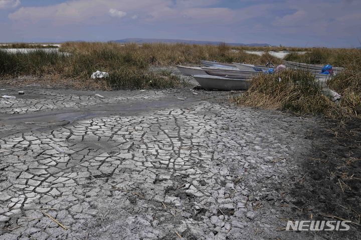 [푸노=AP/뉴시스]2023년 11월28일 페루 푸노의 티티카카 호숫가에 정박 중인 배들 주변이 겨울 폭염으로 매말라 있다. 기후변화로 지난해 극단적 폭염을 나타낸 날이 평균보다 26일이나 늘어난 것으로 28일 발표된 보고서에서 나타났다고 AFP 통신이 보도했다. 2024.05.28.