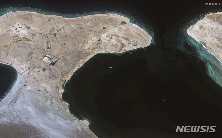 [AP/뉴시스] 막사르 테크놀로지가 제공한 위성 사진에 지난달 28일(현지시간) 예멘 아스 살리프 앞바다 홍해에 있는 갤럭시 리더 호 모습. 갤럭시 리더 호는 같은 달 19일 후티 반군에 의해 나포됐었다. 2023.12.27.