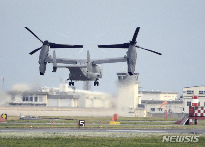 [규슈=AP/뉴시스] 미군 수송기 '오스프리'가 29일 일본 규슈 남부 야쿠시마 인근 바다에 추락해 일본 해안경비대가 수색 및 구조에 나섰다. 이 수송기에는 미군 8명이 탑승한 것으로 알려졌다. 사진은 2018년 7월 4일 미군의 CV-22 오스프리 수송기가 일본 서부 야마구치현 이와쿠니 기지에서 이륙하는 모습. 2023.11.29.