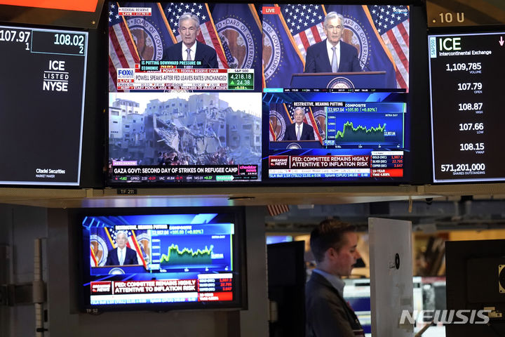 [AP/뉴시스] 11월1일 뉴욕 증권거래소 플로어의 텔레비전 스크린에 제롬 파월 연준 의장이 나타나 있다