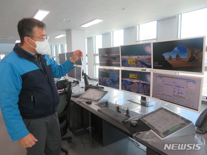 [부산=뉴시스] 이동민 기자 = 박정재 동원글로벌터미널(DGT) 신항 기획팀장 부산항 신항 서컨테이너 2-5단계 부두 운영건물에서 크레인 원격 운영 시스템에 관해 설명하고 있다. 2023.11.29. eastsky@newsis.com