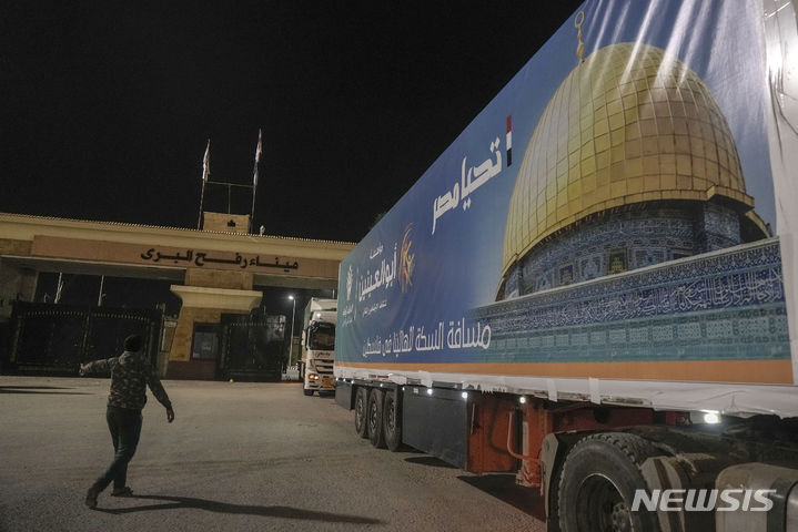 [라파=AP/뉴시스] 이스라엘과 하마스의 임시 휴전 마지막 날인 29일(현지시각) 가자지구에서 인도적 물품 하역을 마친 트럭들이 라파 국경 검문소를 지나 이집트로 돌아오고 있다. 2023.11.30.