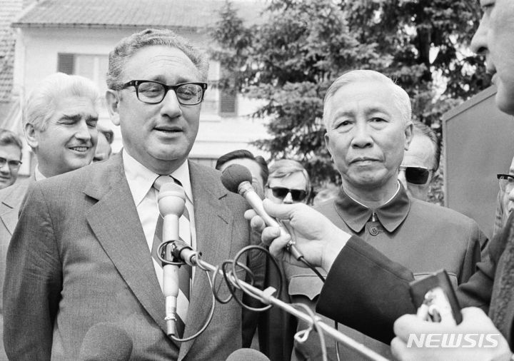 [파리=AP/뉴시스] 헨리 키신저 전 미국 국무장관(왼쪽)이 1973년 6월13일 프랑스 파리에서 베트남 평화 협정 이행 강화를 위한 협정을 체결할 것이라고 발표하는 모습. 2023.11.30.