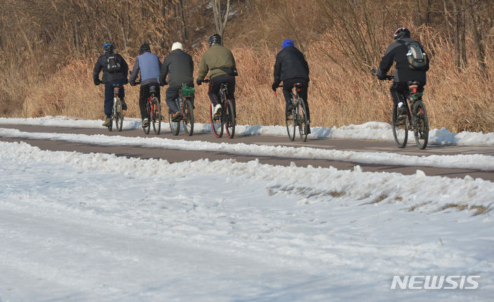 [서울=뉴시스] 겨울철 자전거 라이딩 모습. (사진=뉴시스 DB). photo@newsis.com
