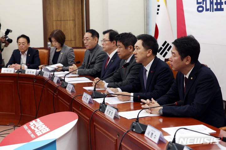 [서울=뉴시스] 조성봉 기자 = 김기현 국민의힘 대표가 30일 오전 서울 여의도 국회에서 열린 ‘당 대표·부산지역 국회의원 현안회의’에서 발언을 하고 있다.2023.11.30. suncho21@newsis.com