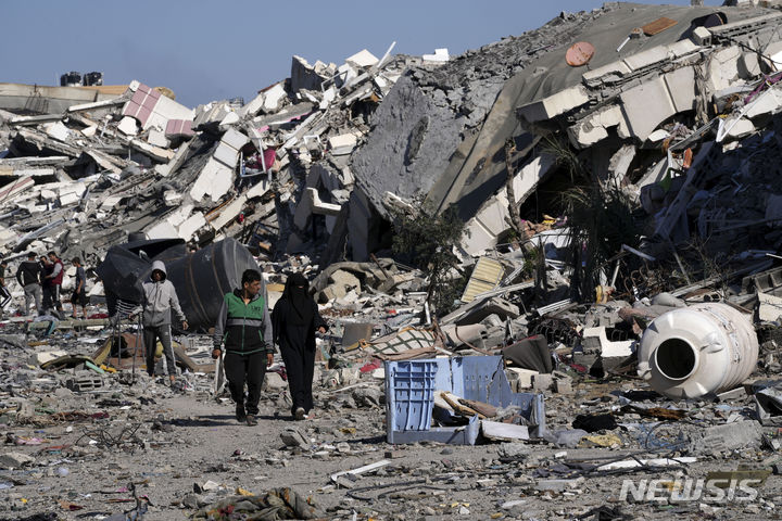 [가자시티=AP/뉴시스] 팔레스타인 주민들이 지난달 30일(현지시각) 가자지구 가자시티 외곽 알자흐라에서 이스라엘의 폭격으로 파괴된 집에 돌아와 쓸만한 물건이 남아 있는지 찾고 있다. 2023.12.01.