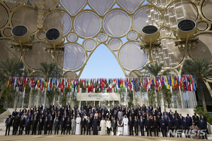 [두바이=AP/뉴시스] 1일(현지시각) 아랍에미리트(UAE) 두바이에서 열린 제28차 유엔기후변화협약 당사국총회(COP28) 참석한 각국 정상들이 단체 사진을 찍고 있다. 2023.12.01.