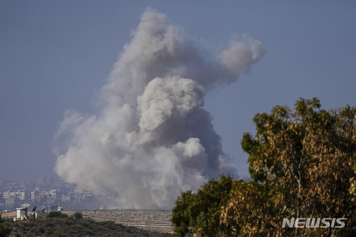 [AP/뉴시스] 1일 일시휴전 종료 직후 이스라엘군의 공습에 가자에서 연기가 솟아오르고 있다. 이스라엘 남부 쪽에서 찍은 사진이다. 