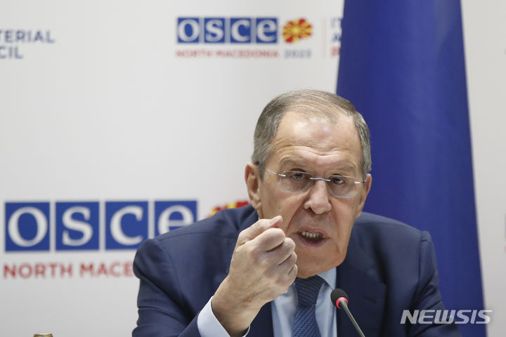 [스코페(북마케도니아)=AP/뉴시스]세르게이 라브로프 러시아 외무장관이 1일 북마케도니아 수도 스코페에서 열린 유럽안보협력기구(OSCE) 각료회의에서 기자회견을 하고 있다. 그는 이날 "러시아는 우크라이나에서 목표를 재검토할 준비가 돼 있지 않다"고 말했다. 2023.12.01.