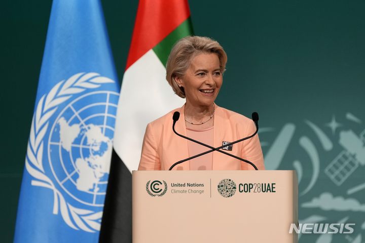 [AP/뉴시스] 두바이 COP28 이틀째인 1일 정상 연속연설 이벤트에서 유럽연합의 우르줄라 폰데어라이엔 집행위원장이 미소로 말문을 열고 있다