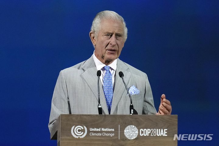 [두바이=AP/뉴시스] 찰스 3세 영국 국왕이 1일(현지시간) 아랍에미리트 두바이에서 열린 제28차 유엔 기후변화협약 당사국총회(COP28) 개막식에서 연설하고 있다. 2023.12.02.