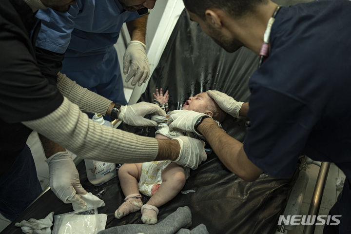 [칸유니스( 가자지구)=AP/뉴시스] 가자지구 남부에 있는 병원들이 이스라엘 군의 끊임없는 공습 속에 기능을 상실한 것으로 알려졌다.사진은 지난해 12월1일 가자지구의 칸 유니스병원에서 이스라엘군의 공습으로 다친 아기가 응급치료를 받는 모습. 2024.02.27