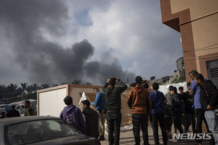 [가자지구=AP/뉴시스]이스라엘과 팔레스타인 무장 정파 하마스의 일시 휴전이 끝난 12월1일 가자지구 제2도시 칸 유니스에 공습이 가해져 검은 연기가 피어오르고 있다. 2023.12.03.