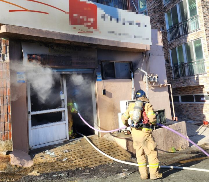 [부산=뉴시스] 30일 오전 부산 동구의 한 건물 지하 1층 식료품 창고 입구에서 원인이 밝혀지지 않은 불이 났다. (사진=부산소방재난본부 제공) *재판매 및 DB 금지