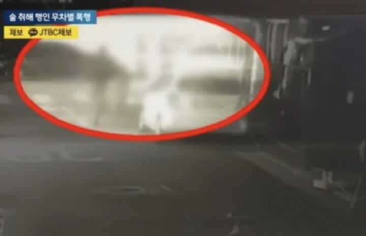 골목길에서 한 남성이 묻지마 폭행을 당했다. (사진=JTBC 보도영상 캡처) *재판매 및 DB 금지