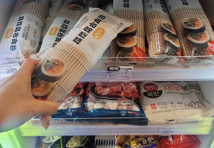  이마트24 매장에서 고객이 유부우엉 김밥을 구입하고 있다(사진=이마트24 제공) *재판매 및 DB 금지