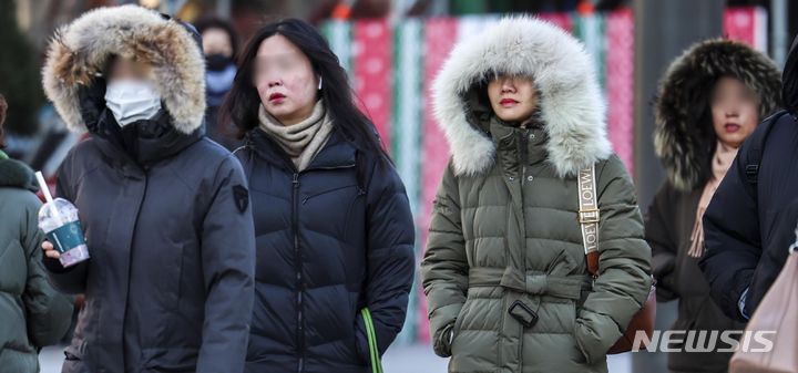 [서울=뉴시스] 정병혁 기자 = 연일 영하권 추위가 찾아온 1일 서울 종로구 광화문네거리에서 두꺼운 옷차림을 한 시민들이 이동하고 있다. 2023.12.01. jhope@newsis.com