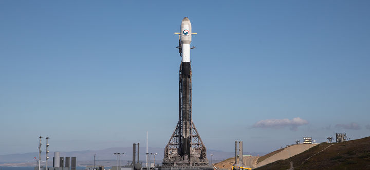 [서울=뉴시스] 지난달 30일(현지시간) 미국 LA 반덴버그 우주군기지에 우리 군 최초 군사정찰위성 1호기를 탑재한 팰콘(Falcon)-9 발사체가 기립해 있다. 군사정찰위성 1호기는 2일 새벽 발사된다. (사진=SpaceX 제공) 2023.12.01. photo@newsis.com *재판매 및 DB 금지