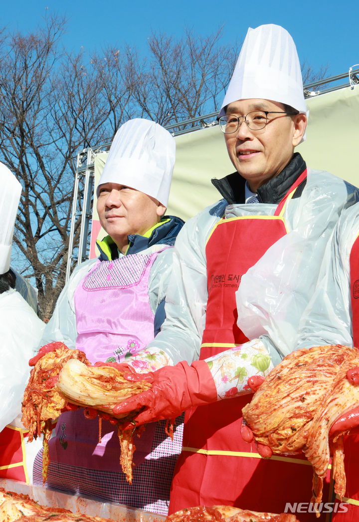 [서울=뉴시스] 고범준 기자 = 이광재(오른쪽 세번째부) 국회 사무총장, 한훈 농림축산식품부 차관 등 참석 의원들이 1일 오전 서울 여의도 국회 생생텃밭에서 열린 연말 김장 나눔행사에서 김치를 담그며 기념촬영을 하고 있다. 2023.12.01. bjko@newsis.com