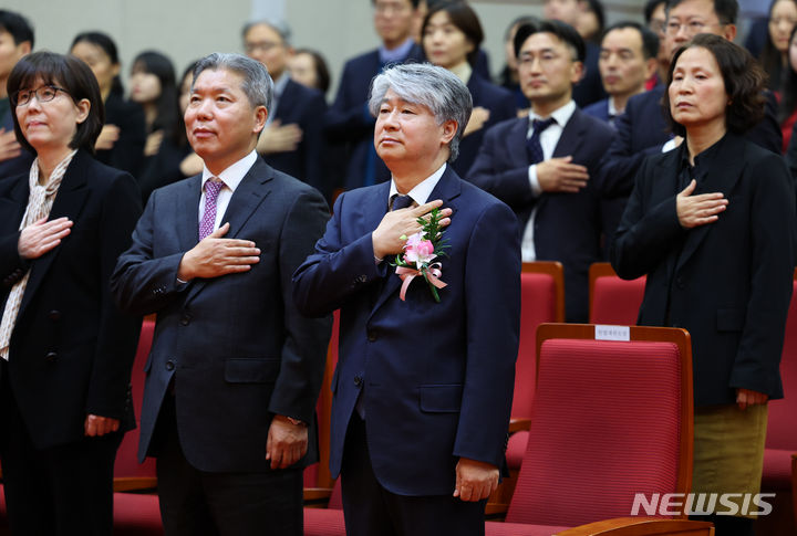 [서울=뉴시스] 최진석 기자 = 이종석(앞줄 오른쪽) 헌법재판소장이 1일 서울 종로구 헌법재판소에서 열린 취임식에서 국민의례를 하고 있다. 2023.12.01. myjs@newsis.com