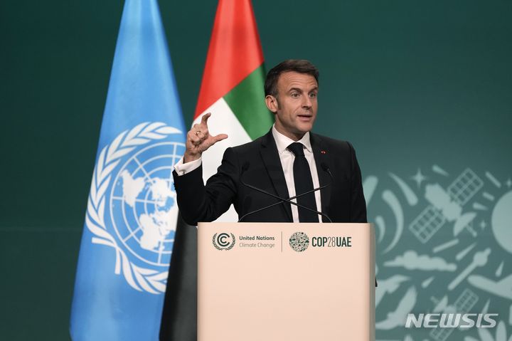 [AP/뉴시스] 프랑스의 에마뉘엘 마크롱 대통령이 두바이 COP28 이틀째인 1일 정상 연설 이벤트에서 연설하고 있다