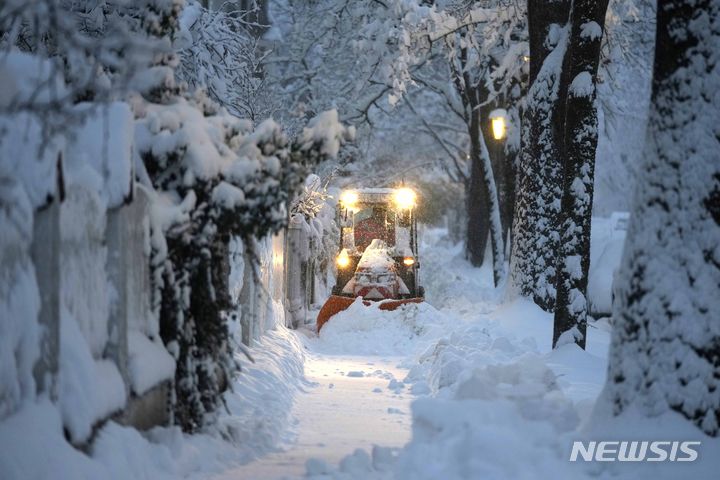 [뮌헨=AP/뉴시스] 많은 눈이 내린 2일(현지시간) 독일 뮌헨에서 한 근로자가 제설작업을 하고 있다. 2023.12.04.
