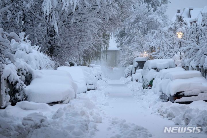 [뮌헨=AP/뉴시스] 2일(현지시간) 독일 뮌헨의 거리에 폭설 영향으로 눈이 쌓여 있다. 2023.12.04.