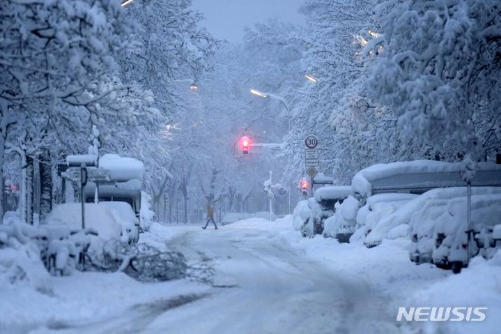 [뮌헨=AP/뉴시스] 많은 눈이 내린 2일(현지시간) 독일 뮌헨에서 시민이 이동하고 있다. 2023.12.04.