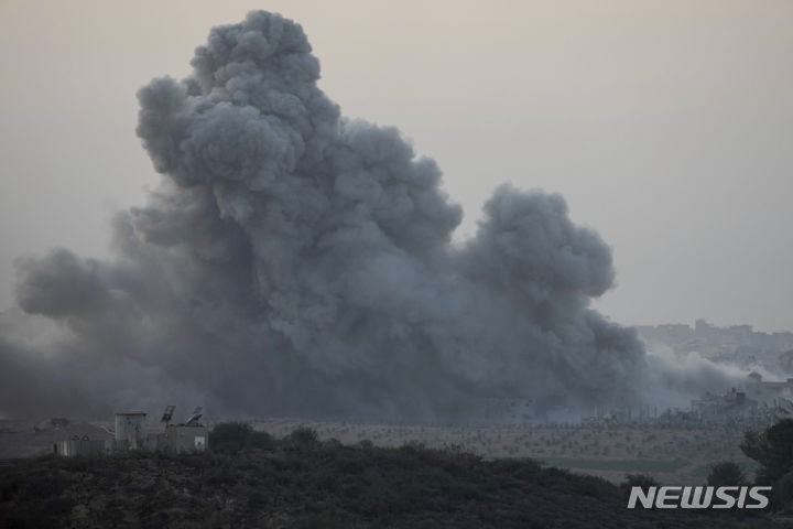 [가자지구=AP/뉴시스] 지난 2일(현지시각) 이스라엘 폭격으로 가자지구에서 연기가 피어오르는 모습. 2023.12.04.