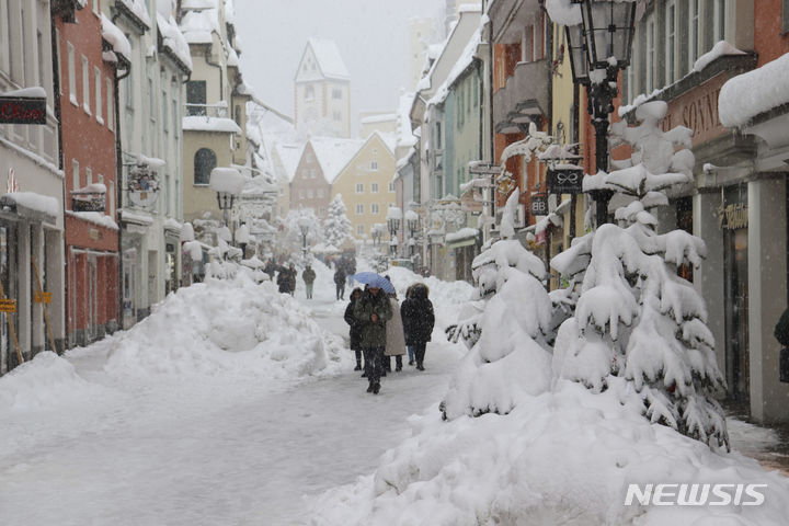[퓌센=AP/뉴시스] 많은 눈이 내린 2일(현지시간) 독일 퓌센에서 시민들이 이동하고 있다. 2023.12.04.