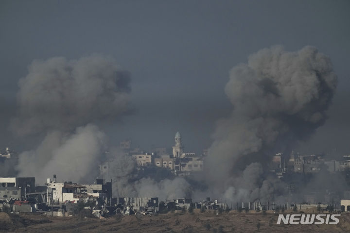 [가자지구=AP/뉴시스] 이스라엘군이 남부 가자지구에 대해서도 지상전을 시작했다고 공식적으로 밝혔다. 사진은 3일(현지시간) 이스라엘군의 폭격이후 가자지구에서 검은 연기가 피어오르고 있는 모습. 2023.12.04.