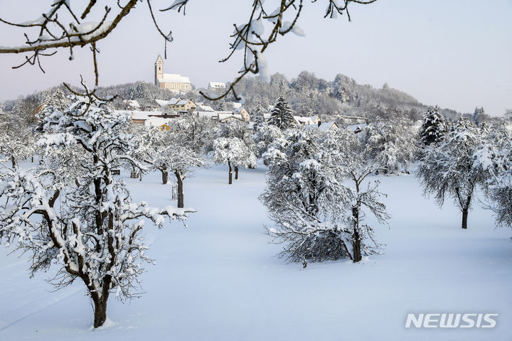 [오핑겐=AP/뉴시스] 3일(현지시간) 독일 우텐와일러 어퍼 스와비이의 오핑겐 마을이 눈으로 덮여 있다. 2023.12.04.