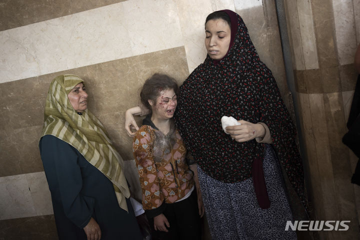 [가자지구=AP/뉴시스] 3일(현지시각) 가자지구 칸유니스에서 이스라엘의 폭격으로 다친 한 팔레스타인 소녀가 울부짖고 있다. 2023.12.04.