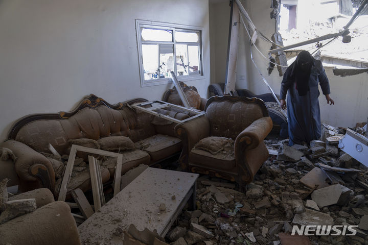 [가자지구=AP/뉴시스] 3일(현지시각) 가자지구 칸유니스에서 한 주민이 이스라엘의 폭격으로 파괴된 집 안을 살펴보고 있다. 2023.12.04.